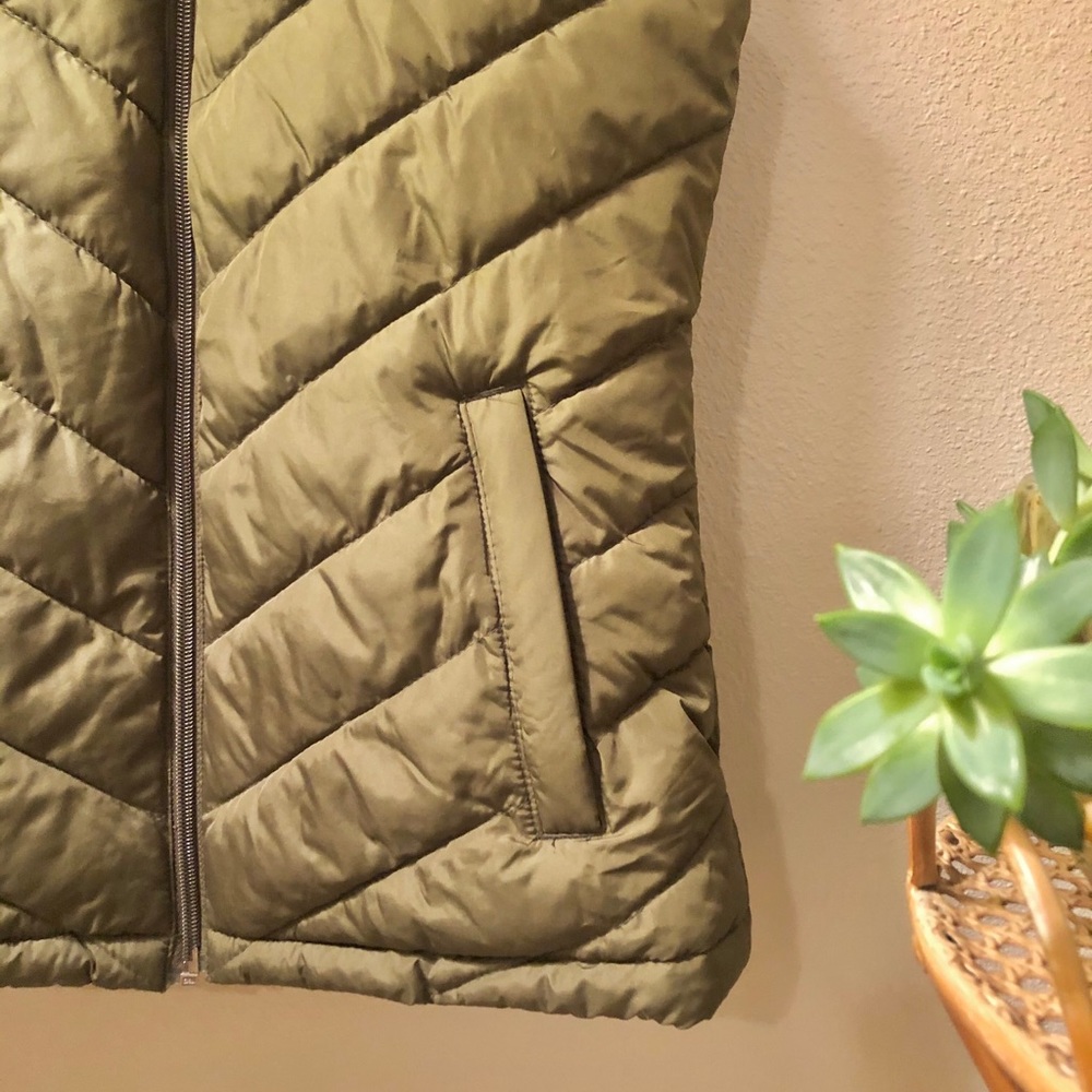 Gap Vest | NWT | - Picture 2 of 4